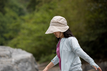 夏の山で遊んでいる子供