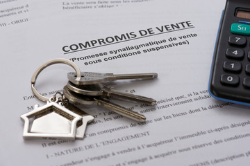 Formulaire de compromis de vente, clés, calculette. Concept d'achat immobilier, France