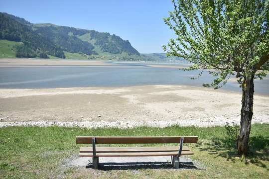 Leere Sitzbank am Ufer des Sihlsees in der Schweiz trotz dem schönen Wetter 18.5.2020