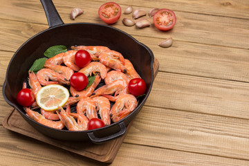 Shrimp tiger prawns with lemon in pan.