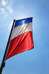 Französische Nationalfahne vor blauem Himmel