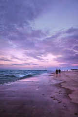 Naklejka premium couple walking on the beach