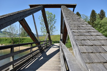 Obraz premium Holzbrücke führt übers Wasser am Ufer des Sihlsees in der Schweiz 18.5.2020