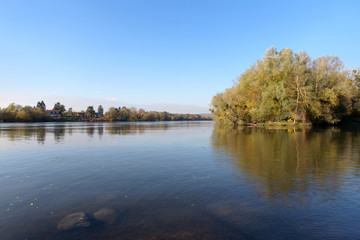Fototapeta na wymiar Seine river bank in Vetheuil village