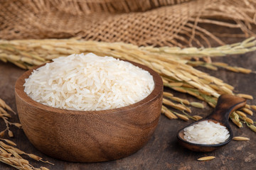 Fototapeta na wymiar rice.white rice (Thai Jasmine rice) in wooden bowl on wood background.Jasmine Rice in bowl and burlap sack on wooden table