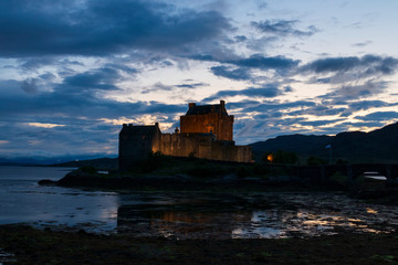 Obraz premium Eilean Donan Castle, schottische Burg in den Highlands von Schottland, beleuchtet bei Nacht