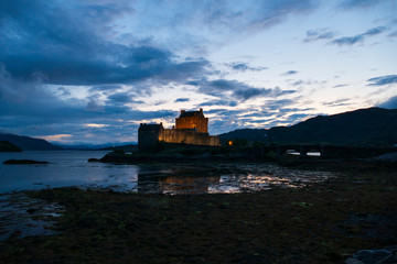 Fototapeta na wymiar Eilean Donan Castle, schottische Burg in den Highlands von Schottland, beleuchtet bei Nacht