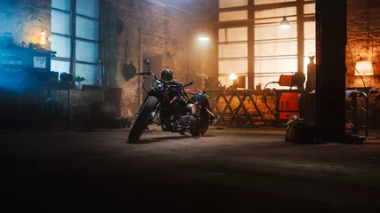 Photo sur Plexiglas Moto Moto Bobber Custom Debout Dans Un Atelier Créatif Authentique. Moto de style vintage sous une lampe chaude dans un garage.
