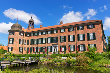 Fototapeta premium Gartenfassade des Eutiner Schlosses in Ostholstein - Schleswig-Holstein