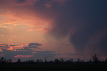 regenwolken met tegenlicht van de zon