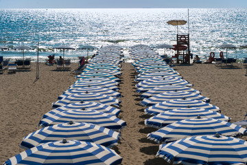 ombrelloni ordinati da spiaggia