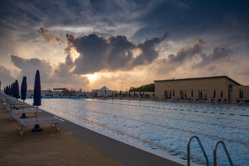 tramonto sulla piscina