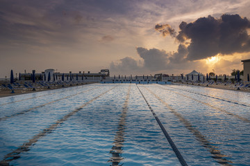 Fototapeta premium tramonto sulla piscina