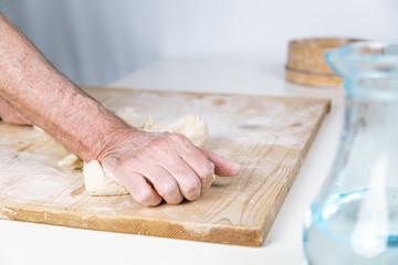 Mano sta impastando la pasta italiana fatta in casa
