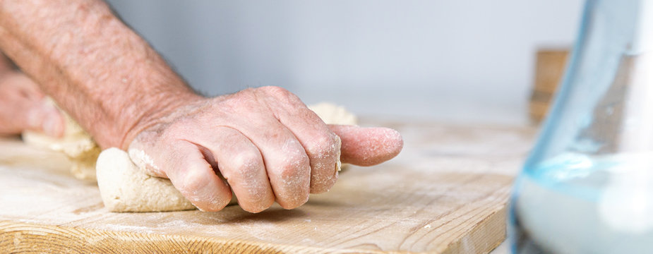 Mano sta impastando la pasta italiana fatta in casa