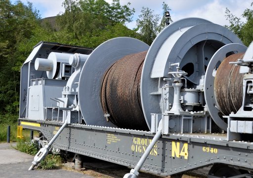 Wagon sp&eacute;cial avec sa bobine de c&acirc;ble m&eacute;tallique