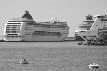 Kreuzfahrtschiffe im Hafen von Civitavecchia, Italien - Cruiseships or cruise ship liners in port...