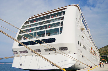 Kreuzfahrtschiff im Hafen von Dubrovnik, Kroatien - Cruiseship or cruise ship liners in port of...