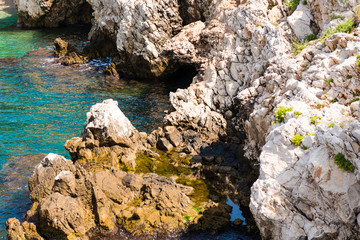 Rochers en bord de mer Méditerranée 
