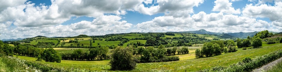 Fototapeta na wymiar vue panoramique sur la campagne auvergnate au printemps