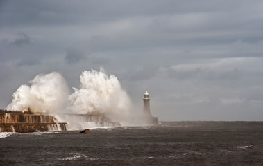Fototapeta na wymiar Tynemouth north pier with wave