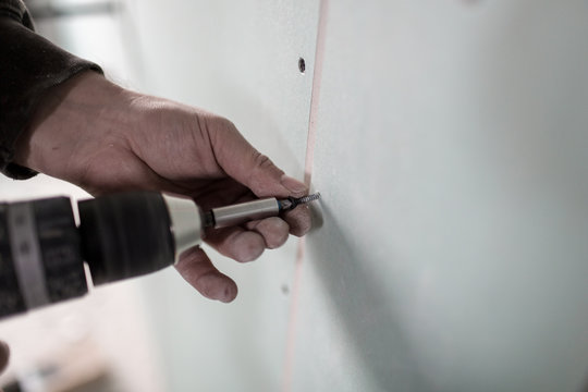 Anschrauben einer Rigips Platte an eine Wand