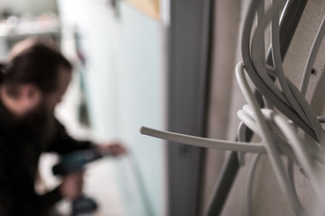 Baustelle vom Innenausbau mit verlegten Kabeln