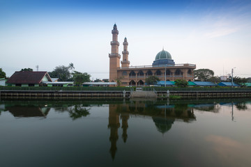Fototapeta na wymiar MASJID YAMIUN IBADA (BAN THANG KHWAI)beautiful Mosque in Bangkok , Thailand