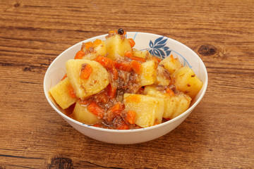 Roasted potato and beef with sauce