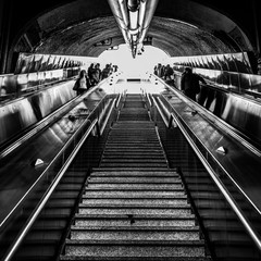 Bouche de métro, escalier, escalator