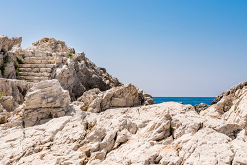 Chemin des contrebandiers en bord de mer Méditerranée