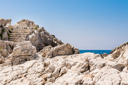 Chemin des contrebandiers en bord de mer M&eacute;diterran&eacute;e