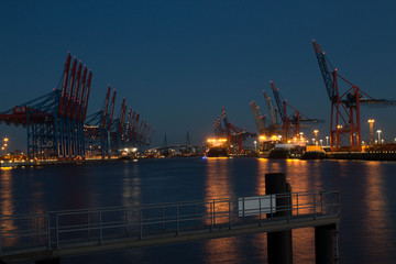 Fototapeta na wymiar Hamburger Hafen bei Nacht
