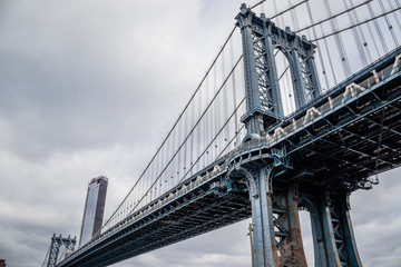 Fototapeta premium Manhattan bridge in Brooklyn, seen from Main Street Park