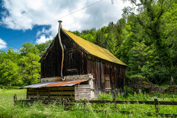 maison en bois au toit en tôle-3