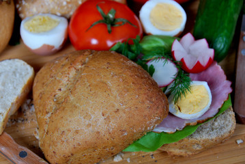 sandwich with lettuce, ham and boiled egg rings, cucumbers and dill