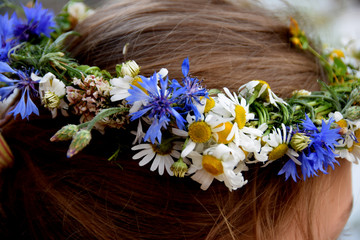 Naklejka premium weaving a wreath of wild flowers