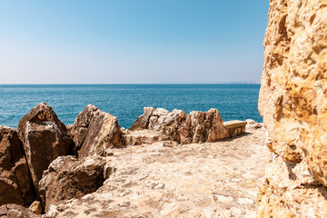 Chemin des contrebandiers en bord de mer Méditerranée