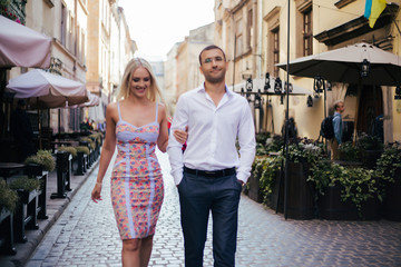 Naklejka premium Romantic tourist couple walking around the city relaxing