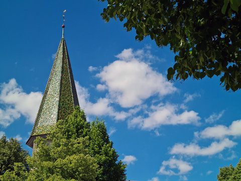 Kirchturm in einem Dorf