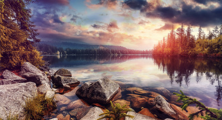 Panele Szklane  Niesamowite jezioro Strbske Pleso podczas wschodu słońca. Kreatywny wizerunek. Wspaniały jesienny krajobraz. Malowniczy widok na przyrodę. Niesamowite naturalne tło. Popularne cele podróży. Wysokie Tatry. Słowacja