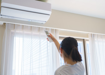 冷房　エアコン　温度調節　換気　夏　リモコン　リビング　人物　女性　日本人　ウィルス対策　空気清浄機