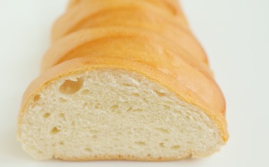 barra de pan cortada transversalmente, pan tierno, rico, sabroso, panadería