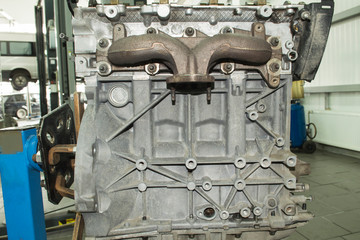 View of the internal combustion engine without a valve cover on the exhaust manifold side