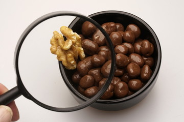 Glasierte Schokorosinen in Schüssel