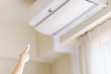 熱中症予防　冷房　エアコン　温度調節　換気　夏　リモコン　リビング　女性　ウィルス対策　空気清浄機