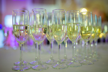 szampan w kieliszkach na weselu 