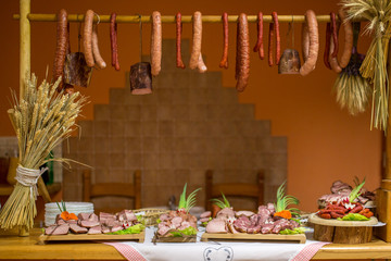 Kiełbasy i mięsa na wiejskim stole wesele - obrazy, fototapety, plakaty
