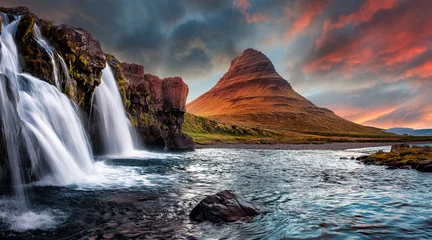 Photo sur Plexiglas Kirkjufell Image panoramique de l& 39 Islande. Incroyable paysage naturel au coucher du soleil. Superbe vue sur le célèbre mont Kirkjufell avec un ciel coloré et dramatique. plase populaire pour les photographes. Les meilleurs lieux de voyage célèbres.