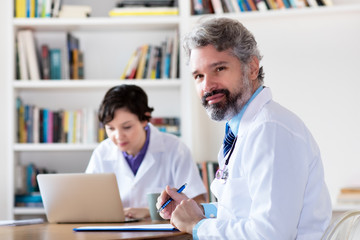 Obraz premium Mediziner bei der Forschung nach neuen Medikamenten